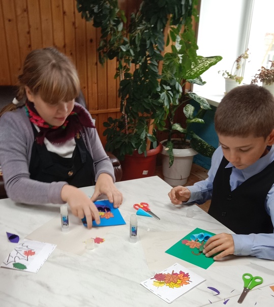 Бабушка рядышком с дедушкой.