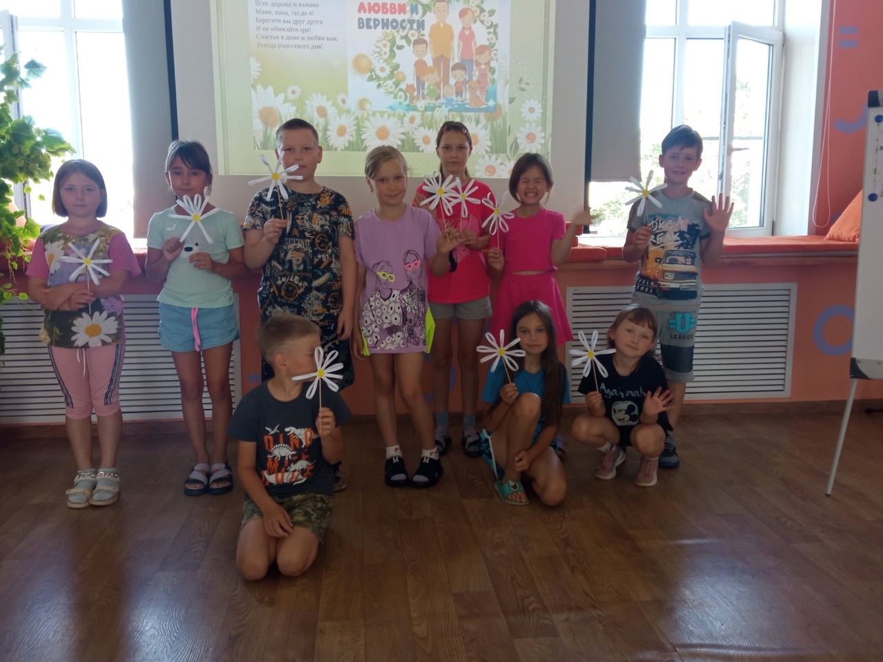 Символ праздника - Ромашка