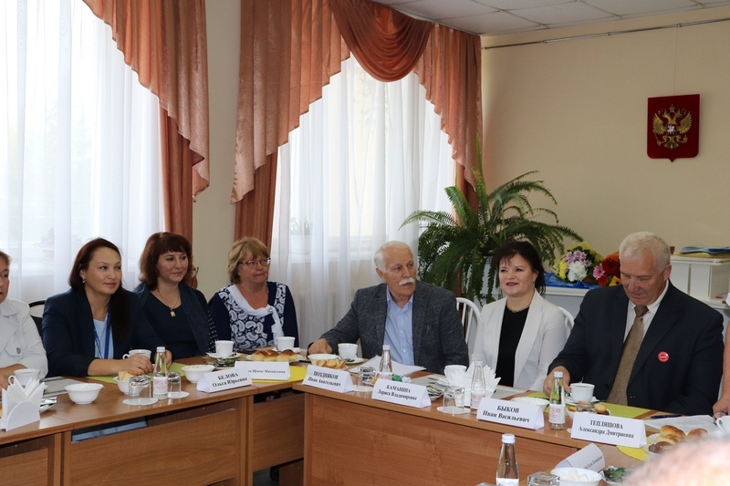 ЗА КРУГЛЫМ СТОЛОМ С ВЕТЕРАНАМИ