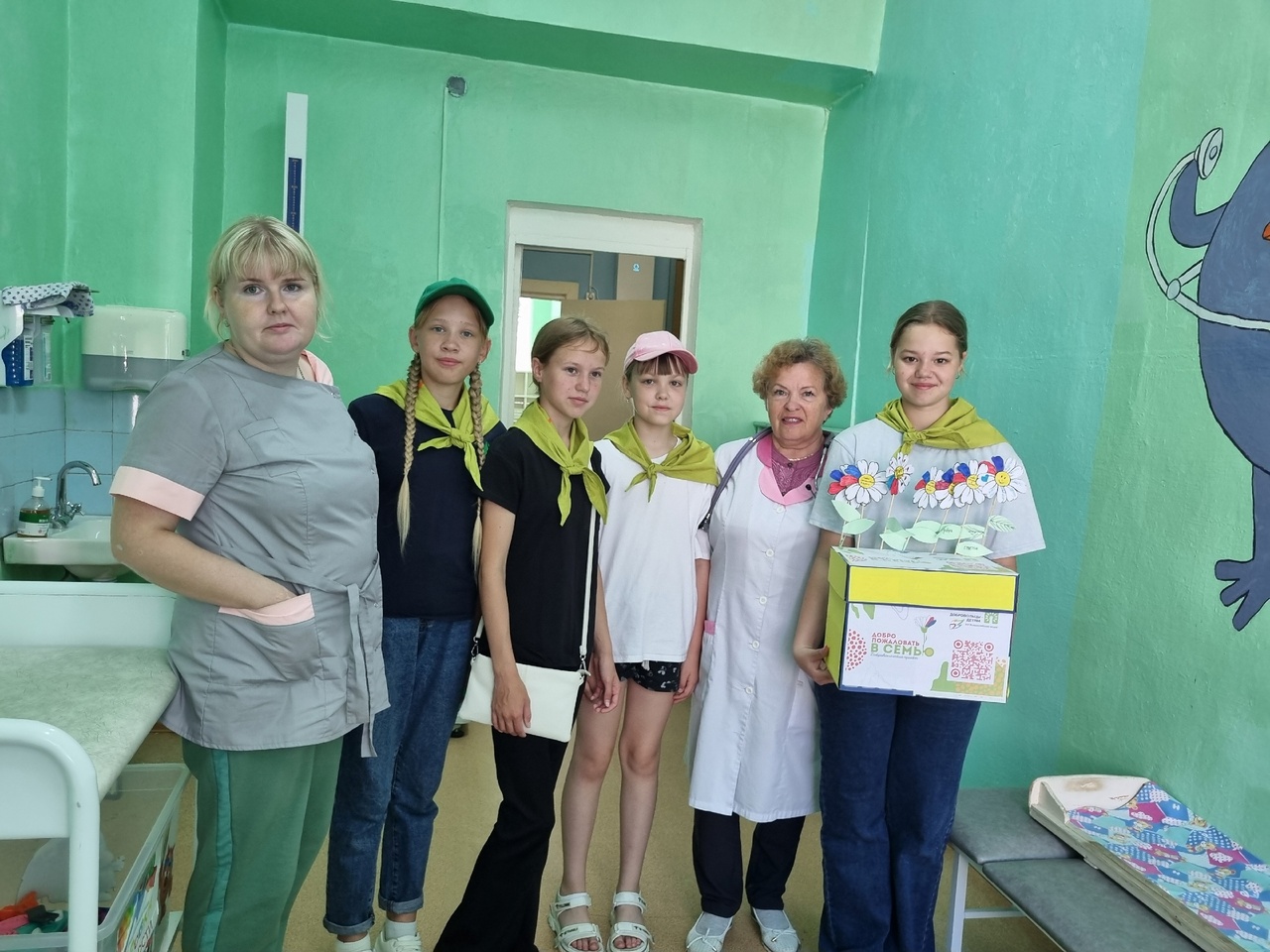 Брендированная коробка с ромашками