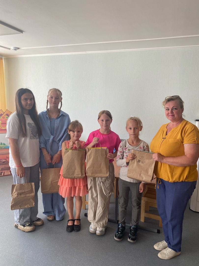 Ребята продолжают получать подарки.