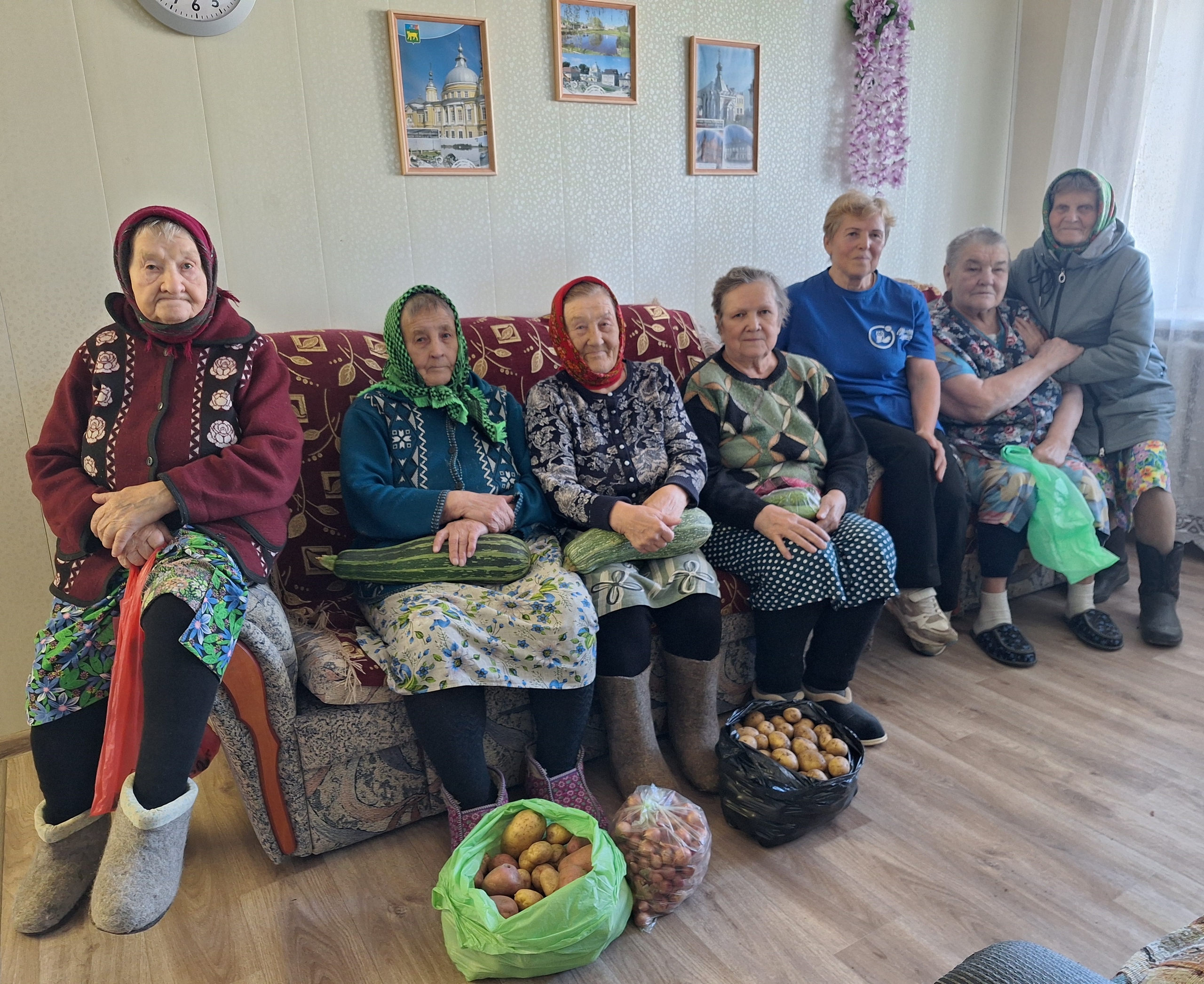 Поделились дарами со своих приусадебных участков 