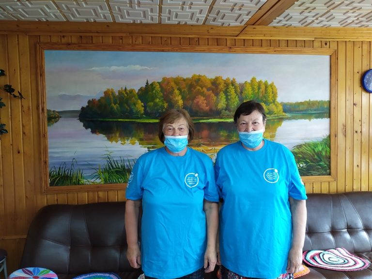 В рамках проекта «#добросеребро35» «серебряными» волонтерами отряда «Путь к новой жизни» были получены футболки, накидки и спортивные костюмы символикой с АВЦ