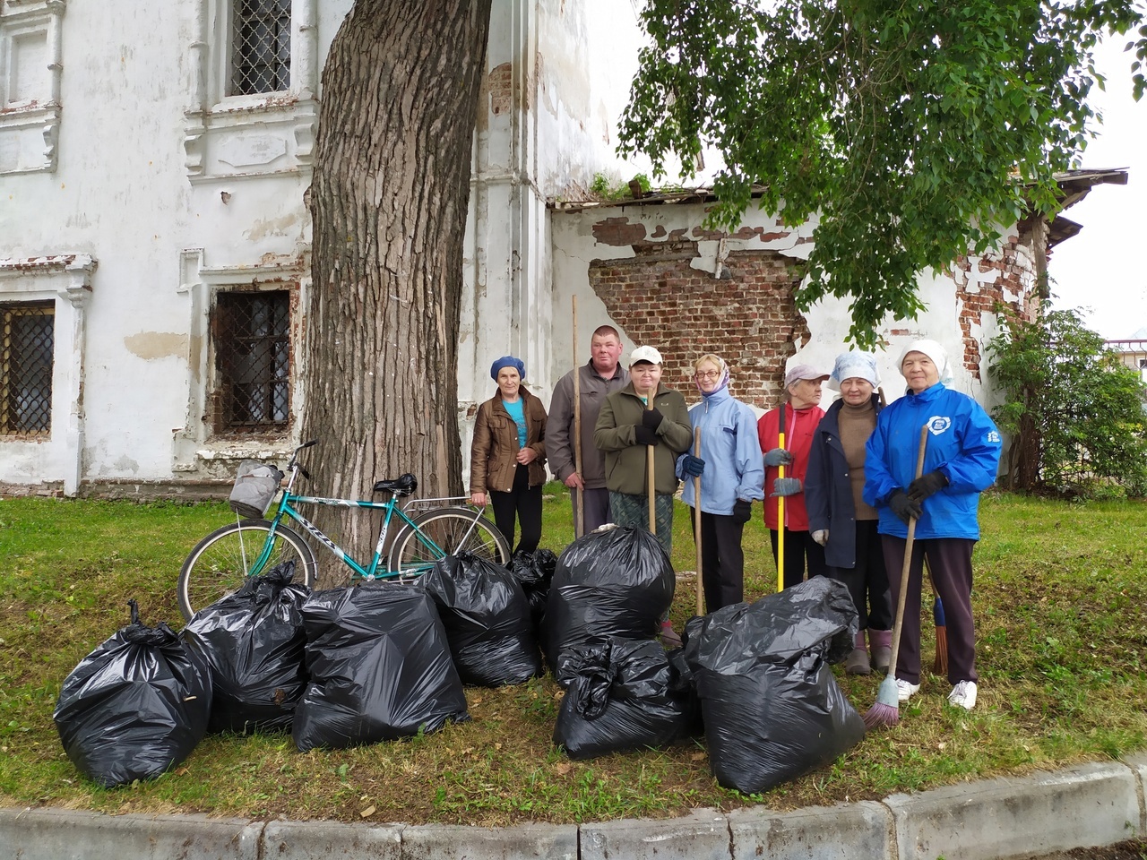 Заботятся о чистоте родного села