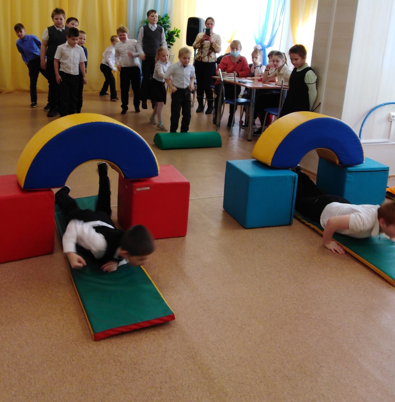 Вперед,мальчишки!