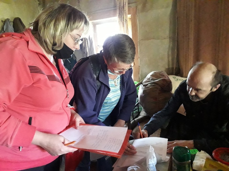 В соответствии с планом работы Мобильной бригады 3 июня 2021 года в сельском поселении Устьянское, с. Н-Корень и с. Лесозавод , специалистами комплексного центра был проведен День социального обслуживания.