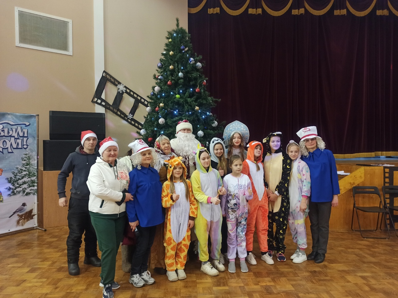 Становись, народ, в танцевальный хоровод!