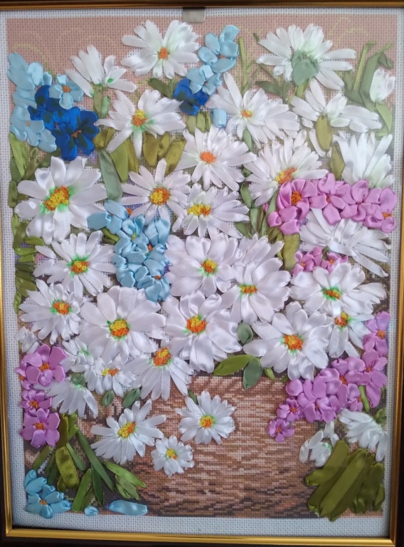 Клуб «Вышивка лентами» работает на базе центра активного долголетия «Забота» с октября 2017 года