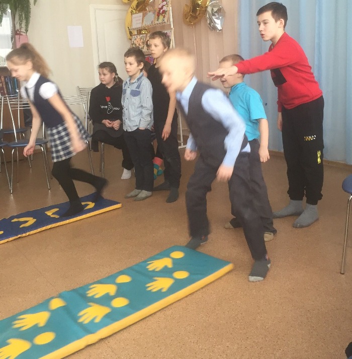 Вперед, мальчишки и девчонки!