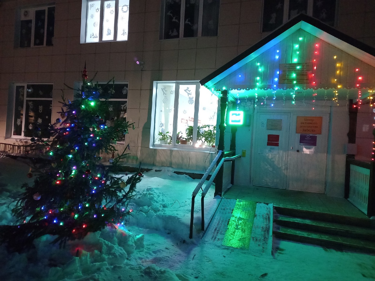 Нарядили ёлочку и украсили окна #новогодние_окна