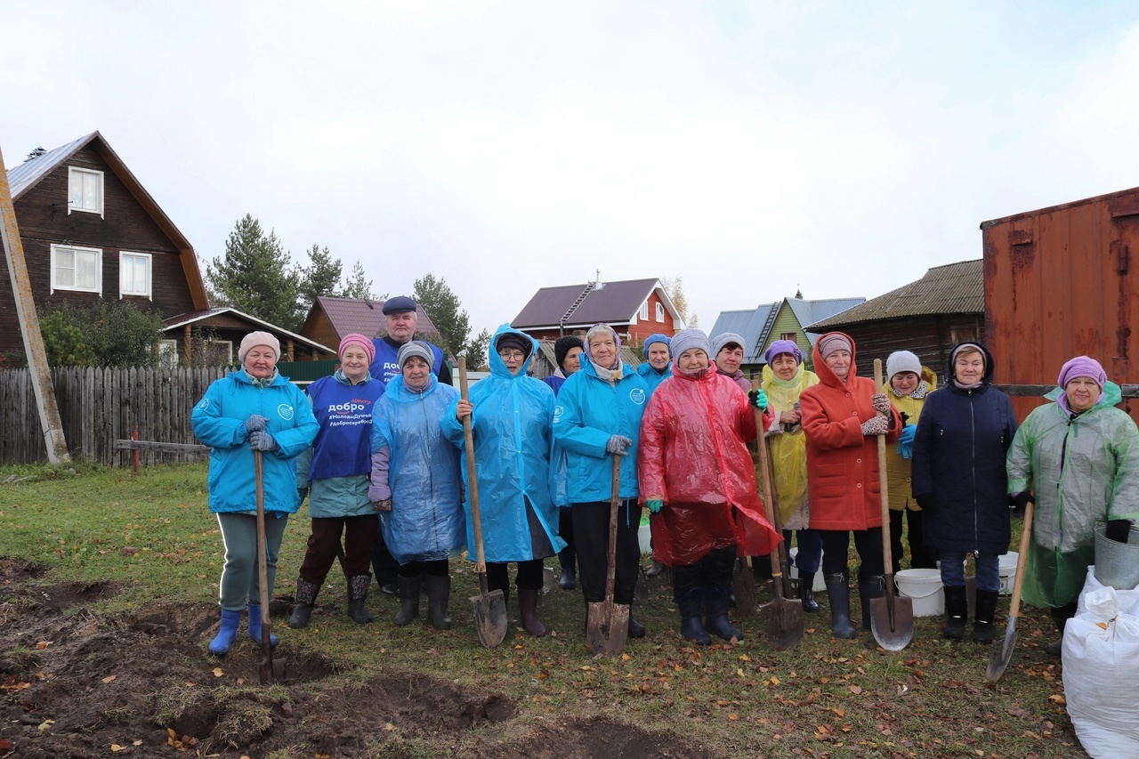 Cубботник по посадке туй у часовни Дмитрия Солунского