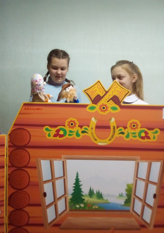 В канун новогодних праздников дети из группы «Азбука общения» показали театрализованное кукольное представление по сказке «Колобок»