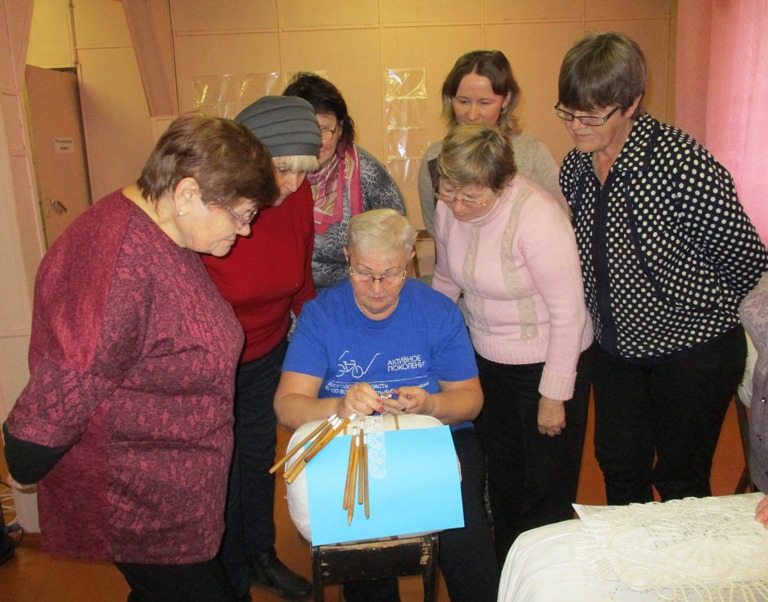 Мастер-класс по плетению мерного кружева для ветеранов д. Марковской