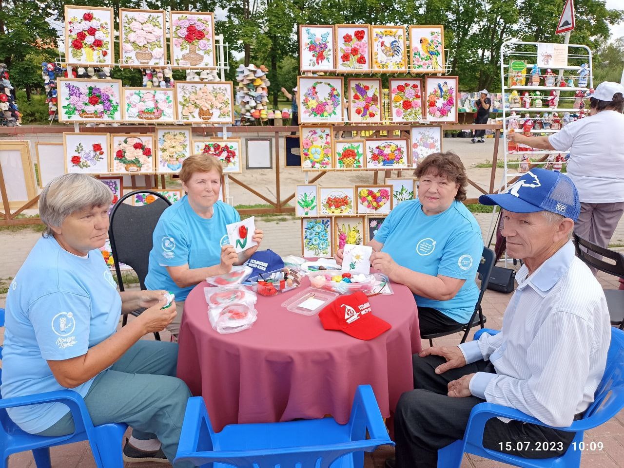 Большая и дружная семья Серебра35 встречает гостей праздника Лодки